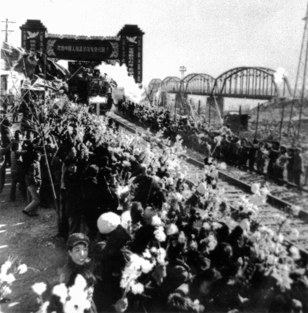 △1958年10月26日，列車駛過鴨綠江畔的凱旋門，中國人民志愿軍戰(zhàn)士回到祖國懷抱。