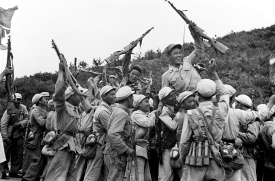  這是中國人民志愿軍和朝鮮人民軍一起歡慶戰(zhàn)斗勝利。新華社發(fā)（資料照片）
