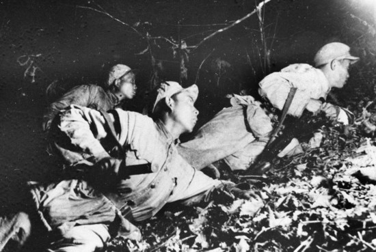 在1952年秋季的上甘嶺戰(zhàn)役中，堅守在坑道里的戰(zhàn)士準備夜間出擊。新華社發(fā)（資料照片）