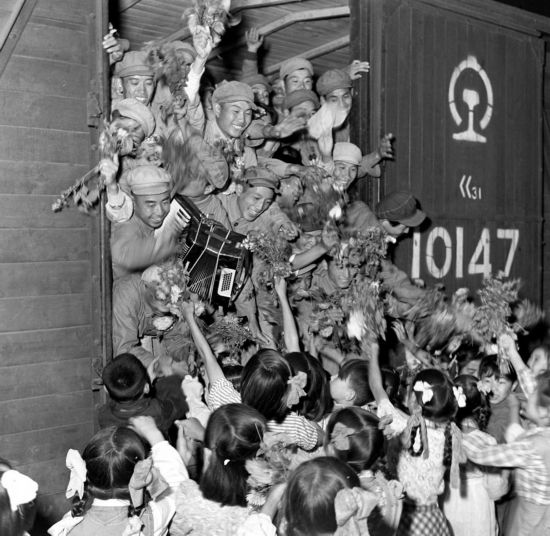 1954年，中國人民志愿軍歸國部隊抵達安東（今遼寧丹東），受到少先隊員的熱烈歡迎。新華社記者 王純德攝