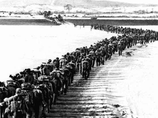1950年，美帝國主義把侵略的戰(zhàn)火燒到了鴨綠江邊。為保家衛(wèi)國，中國人民的優(yōu)秀兒女組織起志愿軍，跨過鴨綠江，與朝鮮軍民一道英勇打擊美國侵略軍。新華社發(fā)（資料照片）