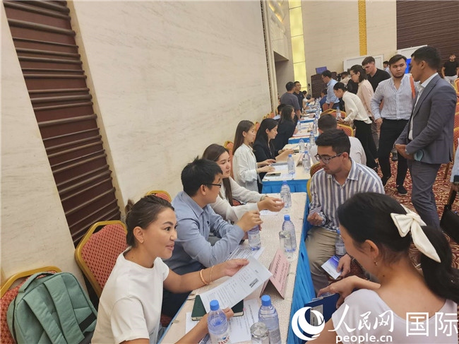圖為中企代表與哈留華畢業(yè)生現(xiàn)場交流。人民網(wǎng)記者 李強攝