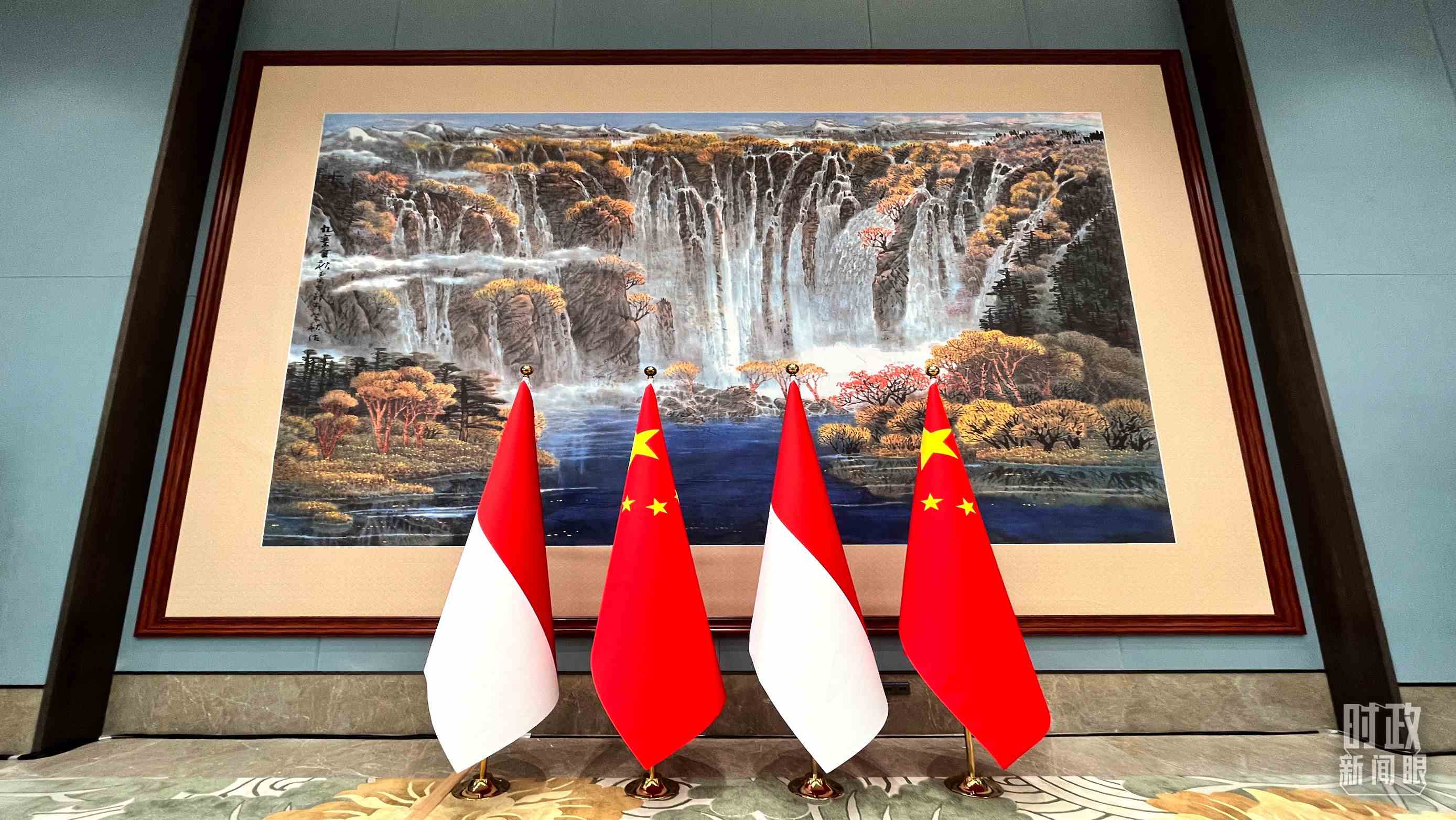 會(huì)見現(xiàn)場(chǎng)的中印尼兩國(guó)國(guó)旗。（總臺(tái)央視記者張垚拍攝）