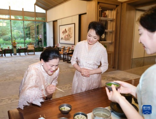 7月27日下午，國(guó)家主席習(xí)近平夫人彭麗媛在四川成都會(huì)見陪同印度尼西亞總統(tǒng)佐科來華出席第31屆世界大學(xué)生夏季運(yùn)動(dòng)會(huì)開幕式并訪華的總統(tǒng)夫人伊莉亞娜。這是彭麗媛邀請(qǐng)伊莉亞娜觀看茶藝表演，并同伊莉亞娜親切茶敘。新華社記者 丁林 攝