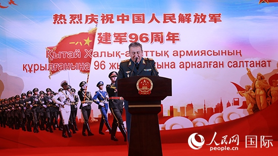 哈國防部副部長卡馬列特季諾夫中將發(fā)表致辭。人民網(wǎng)記者 李強攝