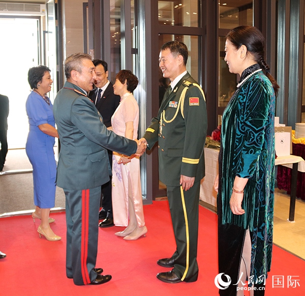 國防武官胡德君大校迎接賓客。人民網(wǎng)記者李強攝