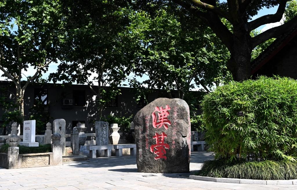 近日拍攝的陜西省漢中市博物館內(nèi)的“漢臺”石碑。新華社記者 劉瀟 攝