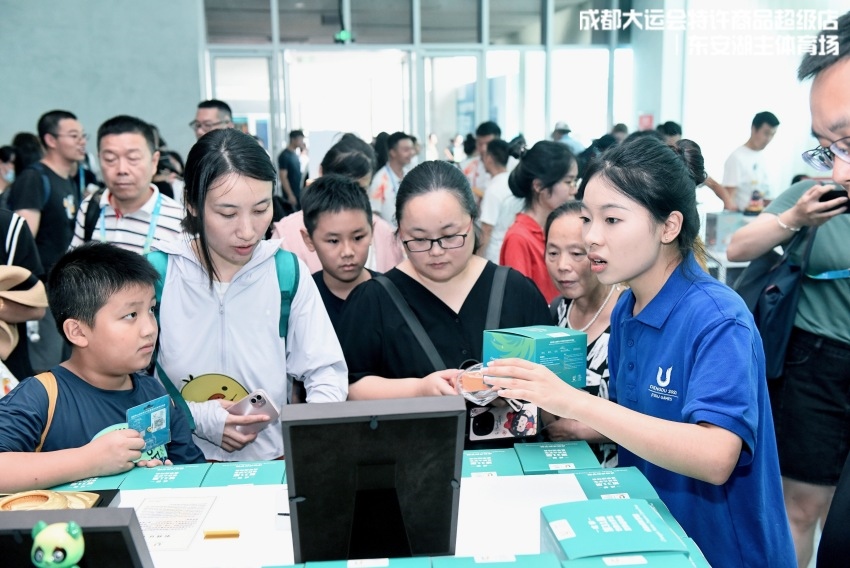在特許商品零售店挑選“蓉寶”的顧客。人民網(wǎng)記者 朱虹攝