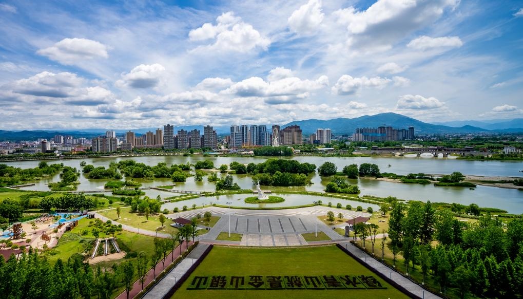 4月30日拍攝的天漢濕地公園景色。新華社發(fā)（李偉 攝）