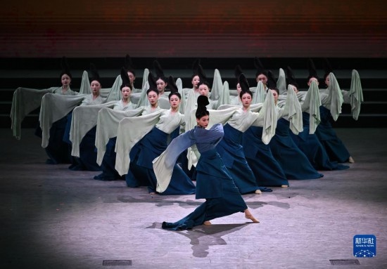 7月29日，演員在聯(lián)歡會現(xiàn)場表演《只此青綠》。新華社記者 蔡湘鑫 攝