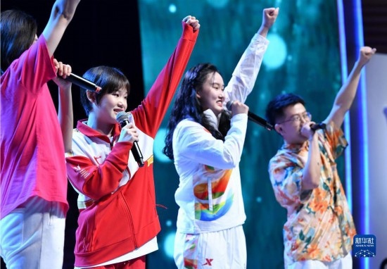 7月29日，中國運動員張家齊（左二）在聯(lián)歡會現(xiàn)場演唱。新華社記者 張端 攝