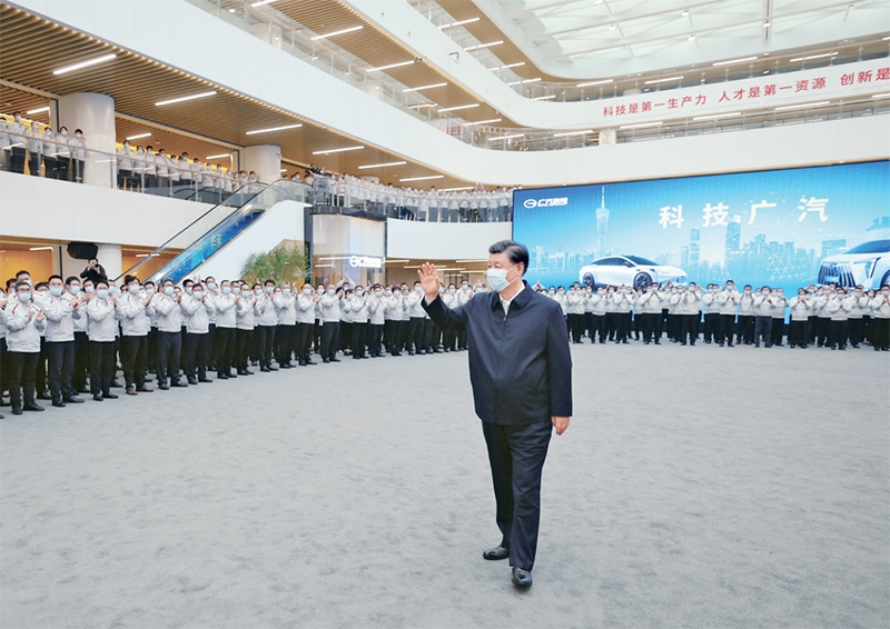 2023年4月10日至13日，中共中央總書記、國(guó)家主席、中央軍委主席習(xí)近平在廣東考察。這是12日下午，習(xí)近平在廣汽研究院向職工們揮手致意。 新華社記者 鞠鵬/攝