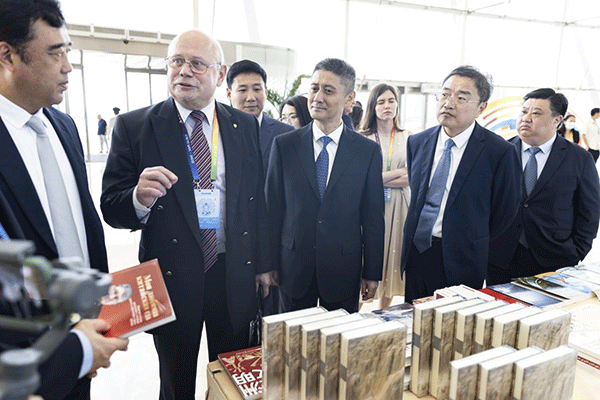 與會(huì)嘉賓參觀主題書(shū)展。人民畫(huà)報(bào)社供圖