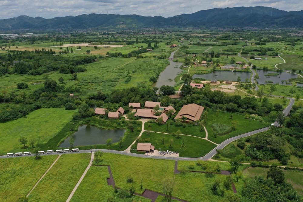 這是在浙江省杭州市余杭區(qū)拍攝的良渚古城遺址公園（2022年7月6日攝，無人機(jī)照片）。新華社記者 黃宗治 攝