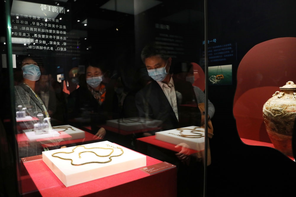 參觀者在上海臨港新城的中國航海博物館航海文物展上的“南海一號”出水的宋代金項(xiàng)飾展柜前駐足觀看（2020年12月28日攝）。新華社記者 方喆 攝