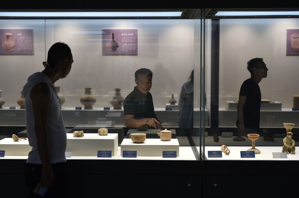 游人在廣西合浦縣漢代文化博物館內(nèi)參觀（2019年5月24日攝）。新華社記者 魯鵬 攝