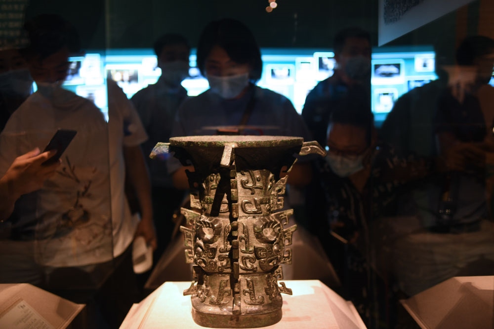 觀眾在北京中國國家博物館“宅茲中國——寶雞出土青銅器與金文精華”展上參觀西周早期禮器何尊（2020年8月14日攝）。新華社記者 金良快 攝