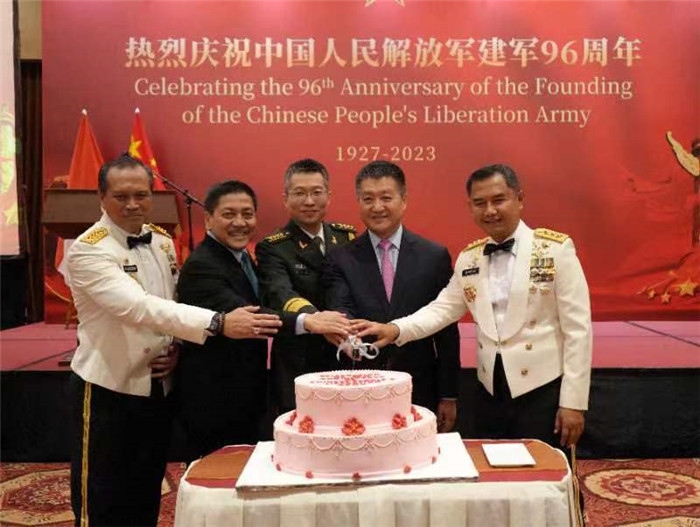 圖為陸慷大使與印尼貴賓共切生日蛋糕。中國駐印度尼西亞使館供圖