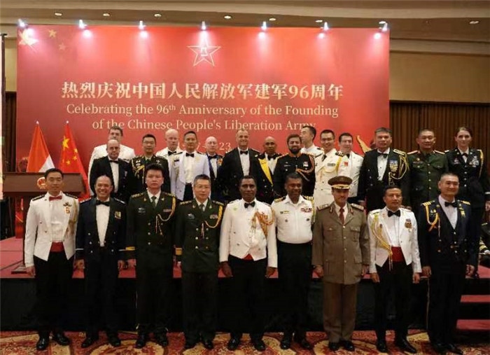 圖為徐勝武官與參加招待會的各國武官、武官處代表合影。中國駐印度尼西亞使館供圖