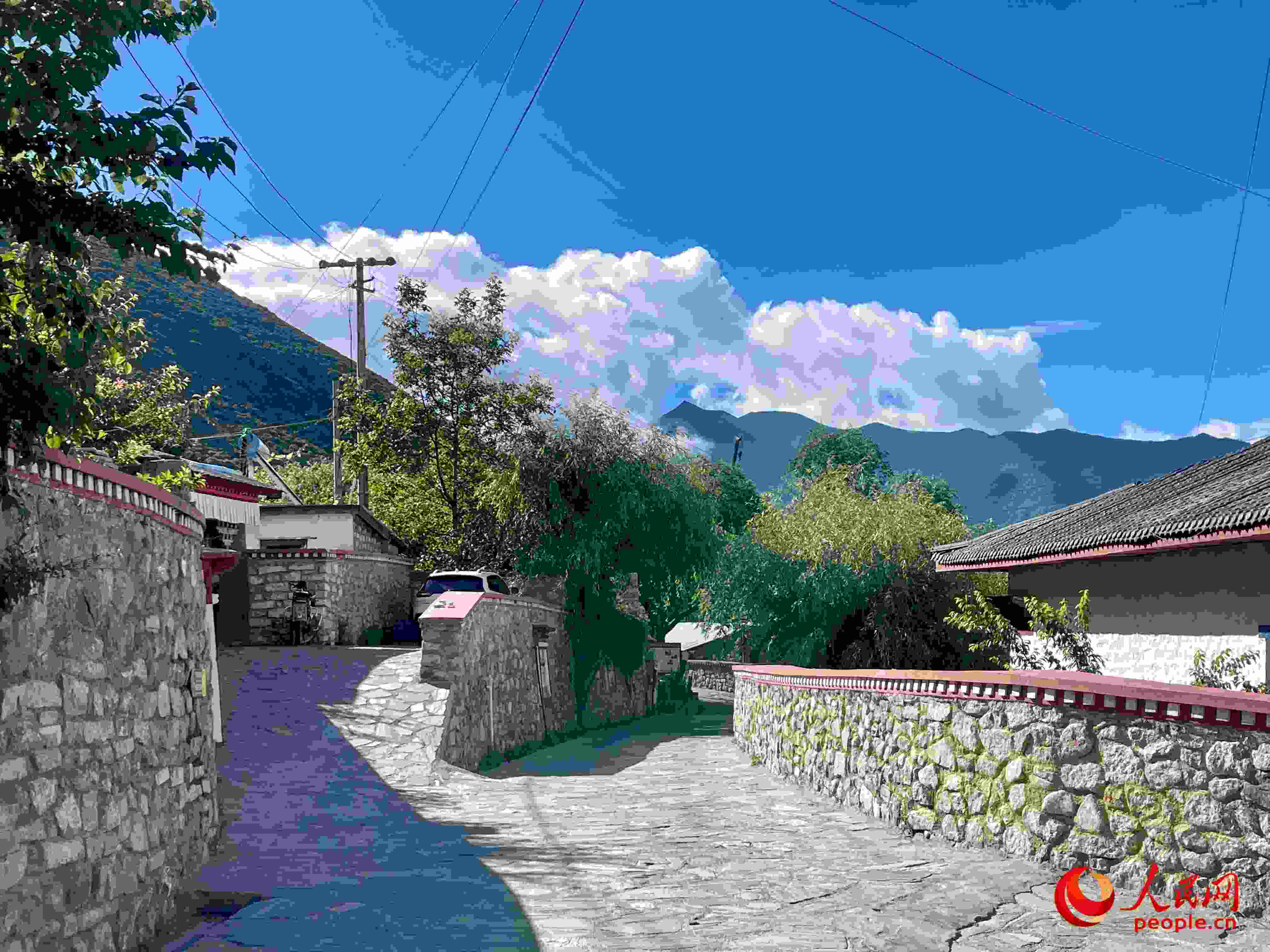 嘎拉村的村貌。人民網(wǎng) 周靜圓攝