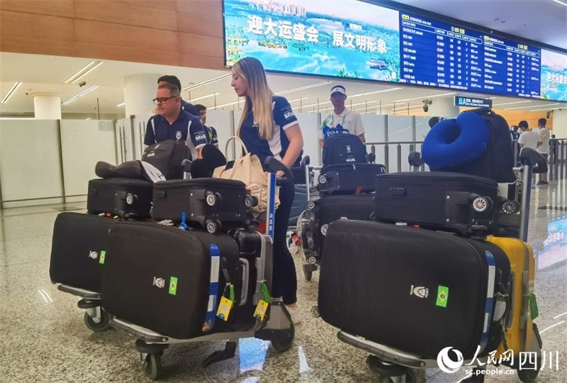 圖為取完行李的巴西代表團(tuán)成員。人民網(wǎng)記者 王洪江攝