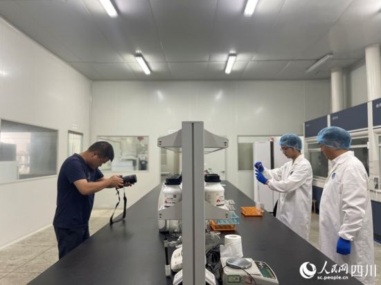 記者在位于成都市大邑縣的海光食品有限公司進行采訪。人民網記者 何旭攝