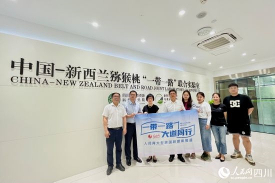 采訪團走進中國-新西蘭獼猴桃“一帶一路”聯(lián)合實驗室。人民網記者 朱虹攝