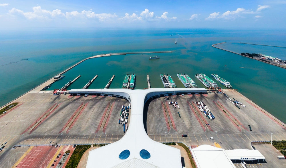 廣東省湛江市徐聞港風(fēng)光（2023年5月26日攝，無(wú)人機(jī)照片）。徐聞港是瓊州海峽北岸最主要的客貨運(yùn)輸港口，是連接粵港澳大灣區(qū)與海南自由貿(mào)易港的重要港口。新華社記者 鄧華 攝