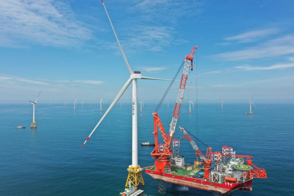 2023年6月28日拍攝的全球首臺(tái)16兆瓦海上風(fēng)電機(jī)組吊裝現(xiàn)場(chǎng)（無(wú)人機(jī)照片）。新華社記者 林善傳 攝