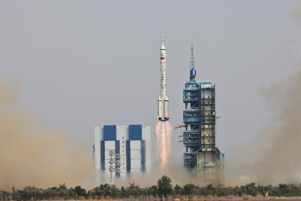 2023年5月30日，搭載神舟十六號(hào)載人飛船的長(zhǎng)征二號(hào)F遙十六運(yùn)載火箭在酒泉衛(wèi)星發(fā)射中心點(diǎn)火發(fā)射。新華社記者 李剛 攝