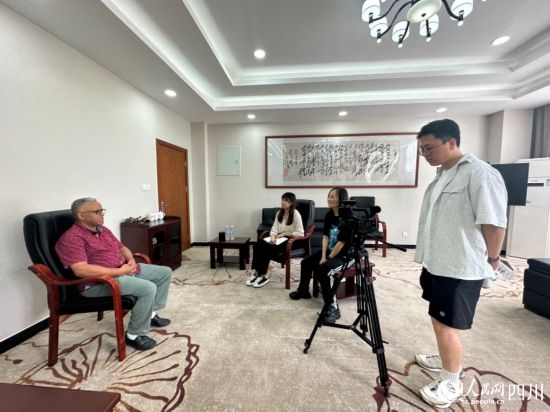 記者在成都紡織高等專科學校進行采訪。人民網記者 王波攝