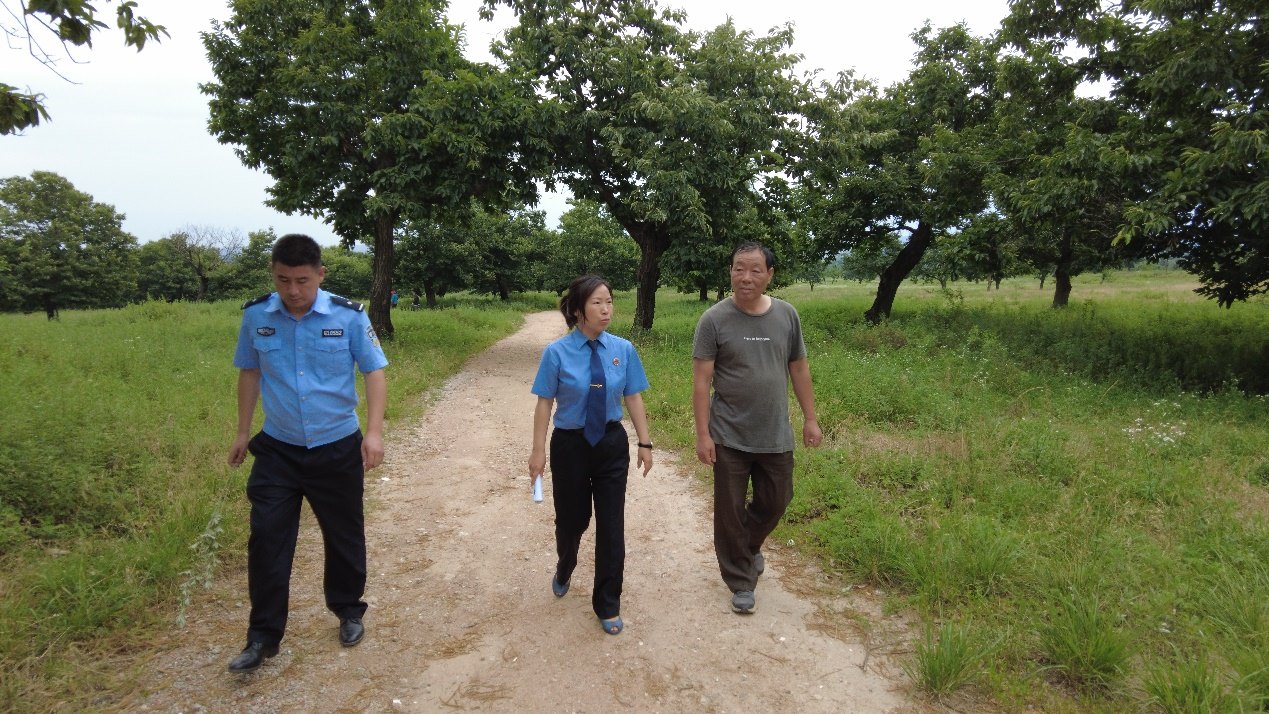 惠琳琳一行向當(dāng)?shù)卮迕窳私獍謇豕艠淙罕Ｗo(hù)情況。人民網(wǎng) 黨童攝