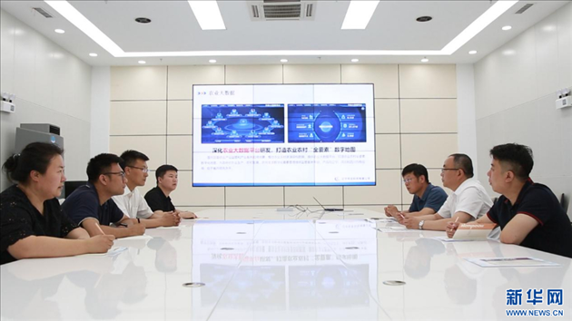 相關(guān)部門工作人員來(lái)到遼寧牧龍科技有限公司，了解企業(yè)訴求。新華網(wǎng)丁成玉攝