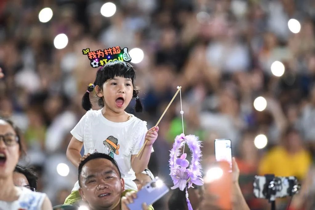 6月23日，一名小朋友在場(chǎng)邊觀賽。（新華社記者 楊文斌 攝）