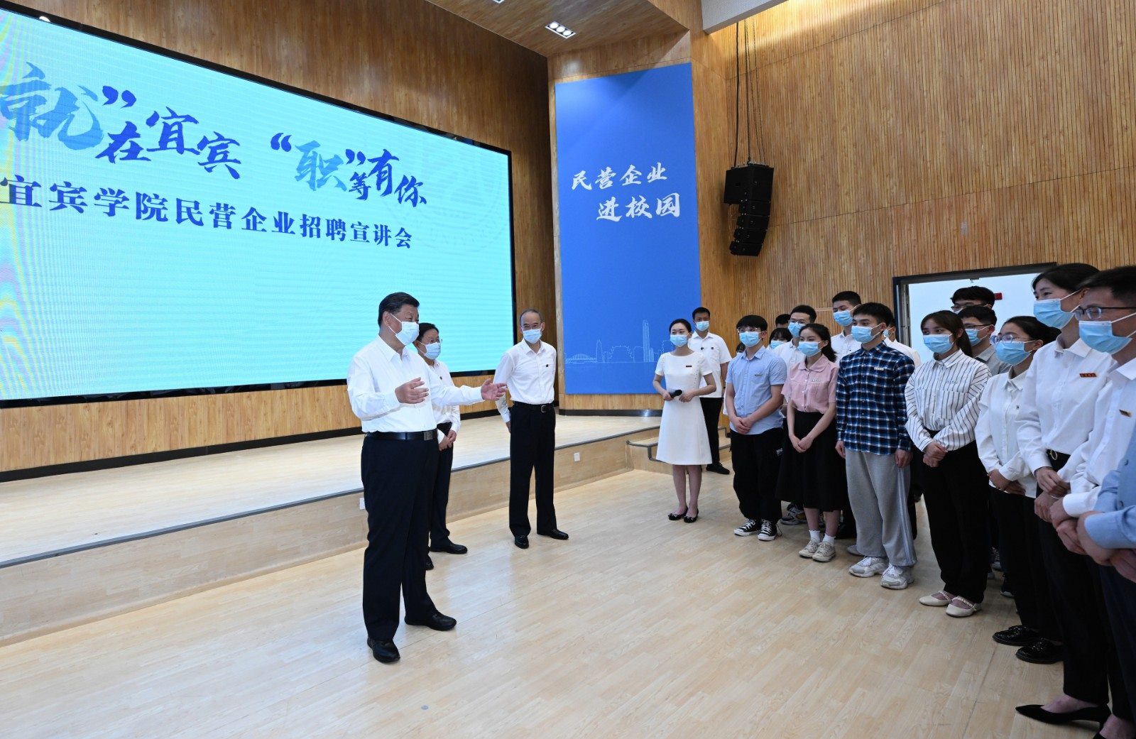 2022年6月8日，習(xí)近平總書記在四川考察。這是8日下午，總書記在宜賓學(xué)院考察時，向正在參加企業(yè)招聘宣講會的教師、學(xué)生、企業(yè)負(fù)責(zé)人了解企業(yè)招工需求和畢業(yè)生簽約率等情況。