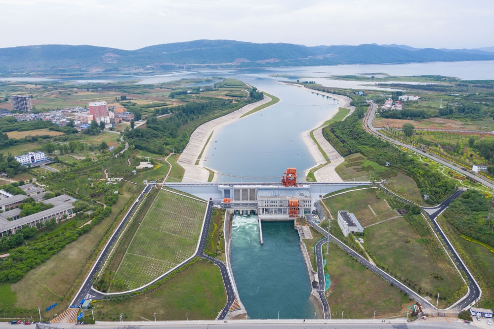 這是2021年5月20日在河南省南陽市淅川縣拍攝的南水北調(diào)中線工程陶岔渠首（無人機(jī)照片）。新華社記者 才揚(yáng) 攝