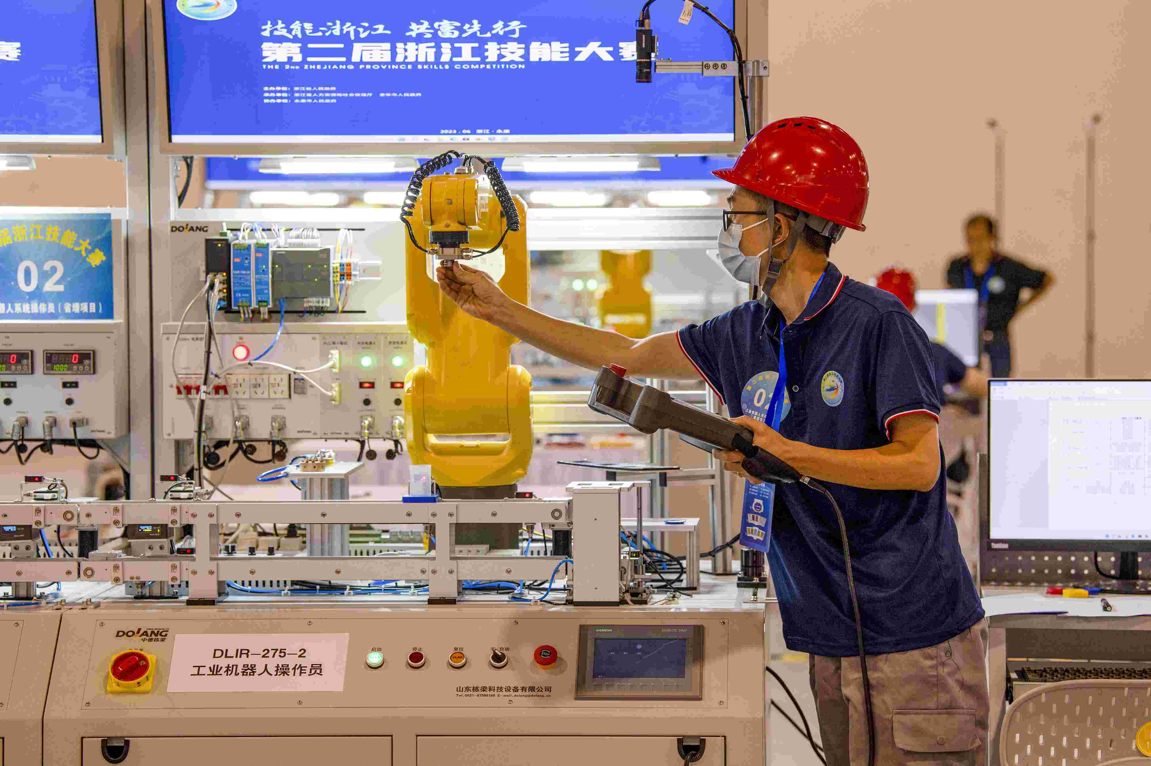2023年6月19日，第二屆浙江技能大賽在永康市國際會展中心舉行。參賽選手在進(jìn)行工業(yè)機器人系統(tǒng)操作員項目比賽。