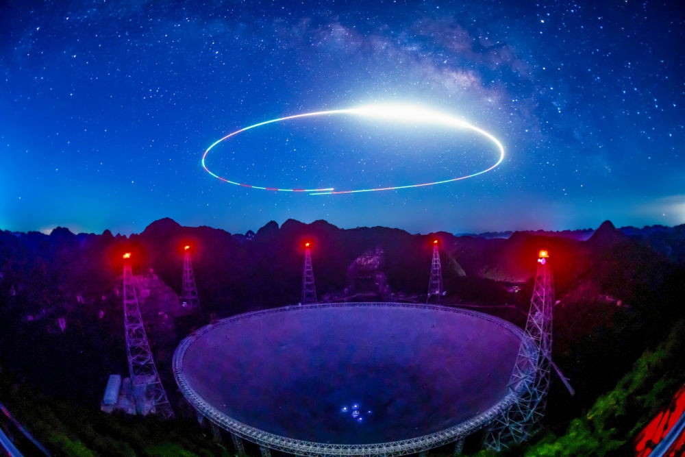 2022年7月24日拍攝的“中國(guó)天眼”夜景（維護(hù)保養(yǎng)期間拍攝，無(wú)人機(jī)光繪）。新華社記者 歐東衢 攝