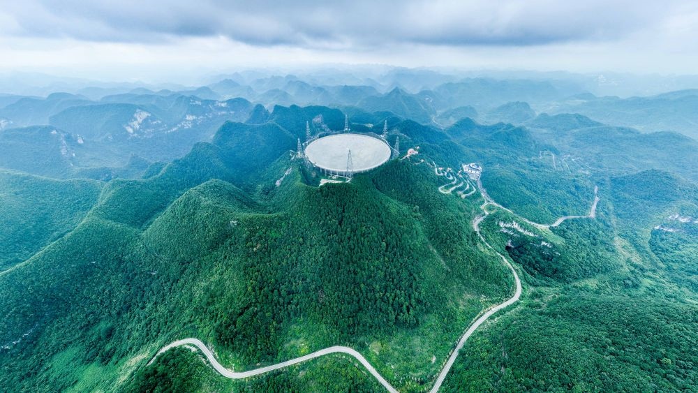 7月26日拍攝的“中國(guó)天眼”全景（維護(hù)保養(yǎng)期間拍攝）。新華社記者 歐東衢 攝