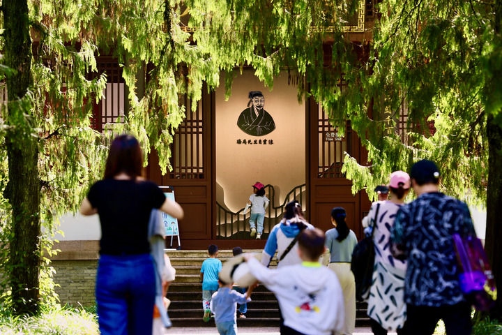 游客參觀位于福建武夷山朱熹園的武夷精舍（2022年6月6日攝）。新華社記者 姜克紅 攝