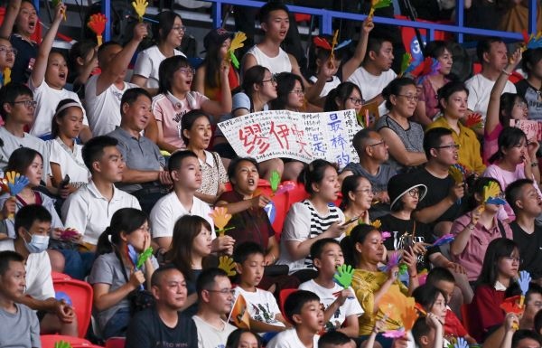 7月31日，觀眾在比賽中為中國隊(duì)吶喊助威。當(dāng)日，在成都舉行的第31屆世界大學(xué)生運(yùn)動(dòng)會(huì)排球女子預(yù)賽B組比賽中，中國隊(duì)以3:0戰(zhàn)勝阿根廷隊(duì)。新華社記者 陳澤國 攝