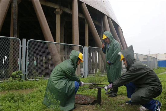 華能北京熱電廠員工操作排水閥降低水塔水位。 受訪者供圖