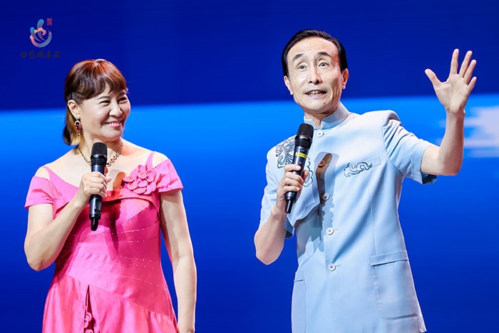 小品表演藝術(shù)家鞏漢林、金珠在演出現(xiàn)場(chǎng)。主辦方供圖
