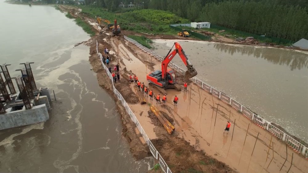 中部戰(zhàn)區(qū)陸軍第82集團軍“鐵軍旅”官兵在河北省高碑店市白溝河任務(wù)區(qū)加固岸堤（8月2日攝）。新華社發(fā)（鄧青華 攝）
