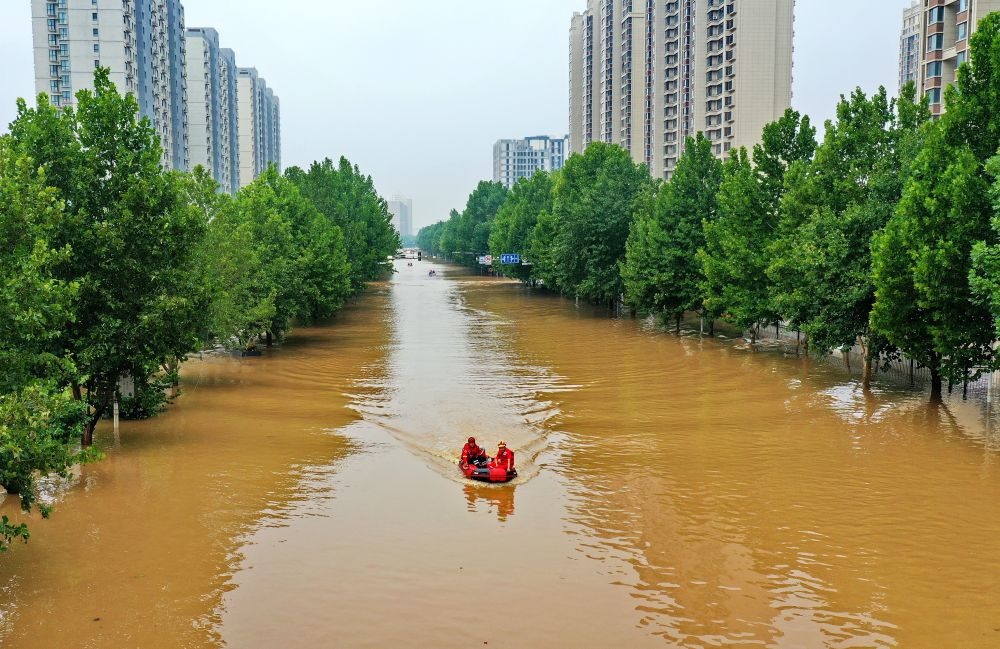救援人員在河北省涿州市市區(qū)乘坐沖鋒舟前去轉(zhuǎn)移受災(zāi)群眾（8月2日攝，無人機照片）。新華社記者 牟宇 攝