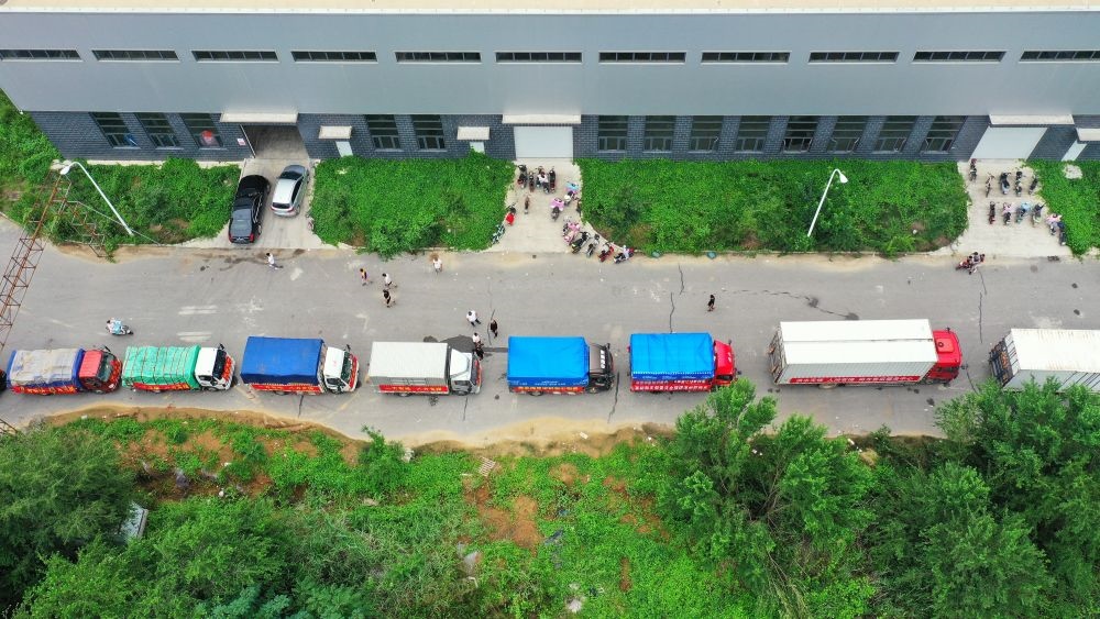 在河北省涿州市鋼研物資儲備點外，運送物資的車輛排起長隊（8月5日攝，無人機照片）。新華社記者 牟宇 攝