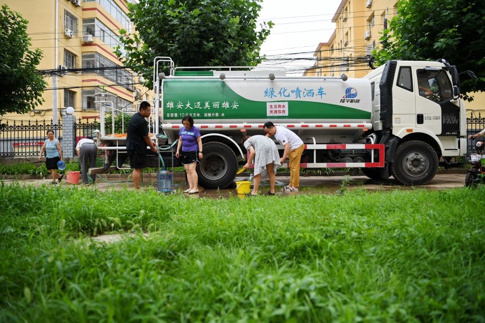 河北省涿州市新星小區(qū)居民從供水車里接水（8月4日攝）。新華社記者 牟宇 攝