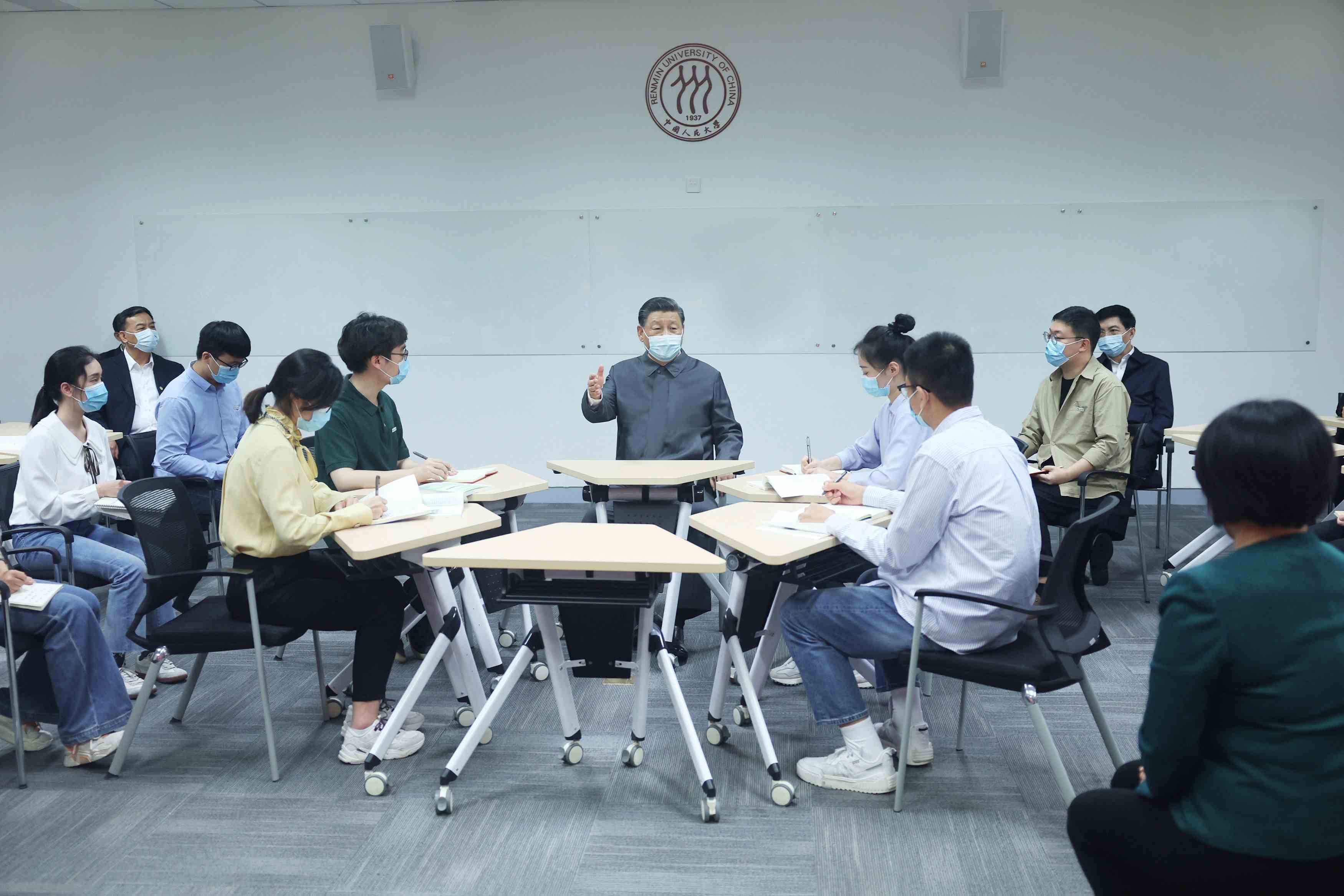 2022年4月25日，習(xí)近平總書記來到中國人民大學(xué)考察調(diào)研。這是總書記在立德樓觀摩思政課智慧教室現(xiàn)場教學(xué)并參與討論。