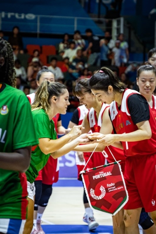 28日，成都大運(yùn)會女籃項目葡萄牙隊對戰(zhàn)中國隊。 受訪者供圖