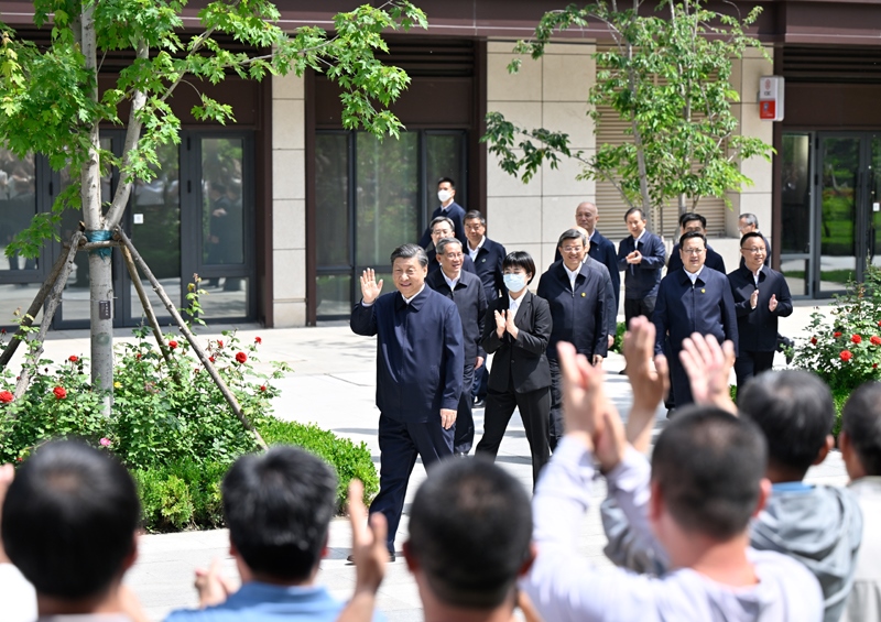 2023年5月10日，習(xí)近平在河北省雄安新區(qū)容東片區(qū)南文營社區(qū)考察。